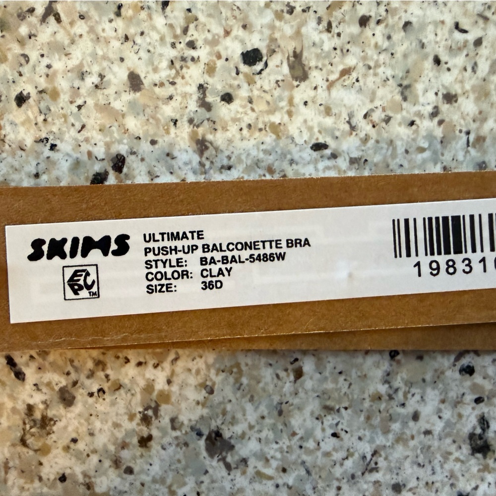 SKIMS Nude Strapless Adhesive Bra - Picture 4 of 5